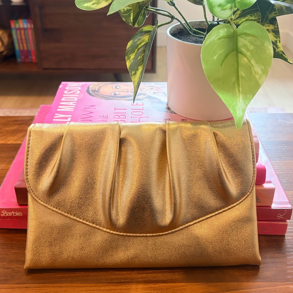 Vintage Gold 80’s Metallic Pleated Faux Leather Clutch